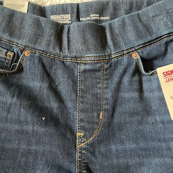 Ladies Signature Levi Stauss super skinny denim jeans. Size 6. - Picture 4 of 9